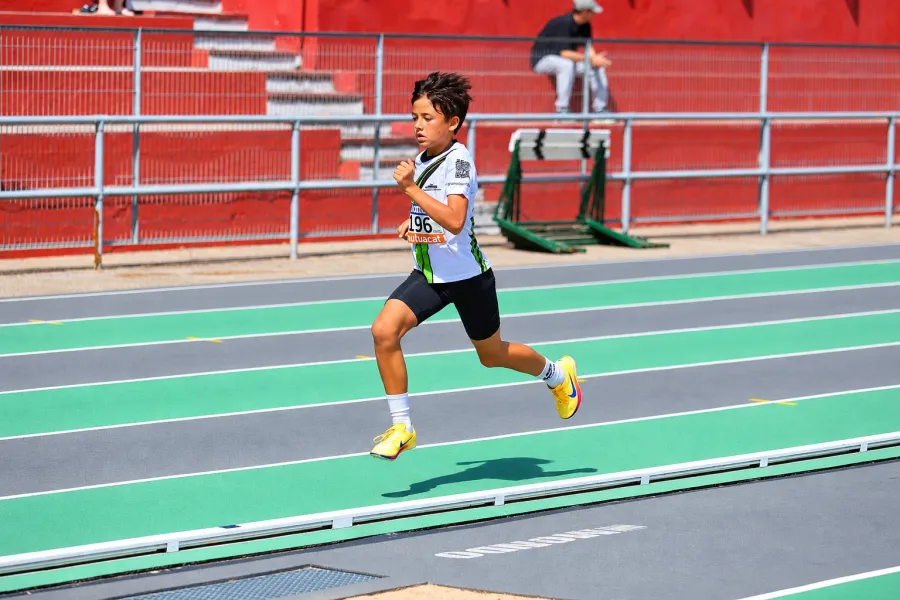 Atleta del club en plena cursa a la pista