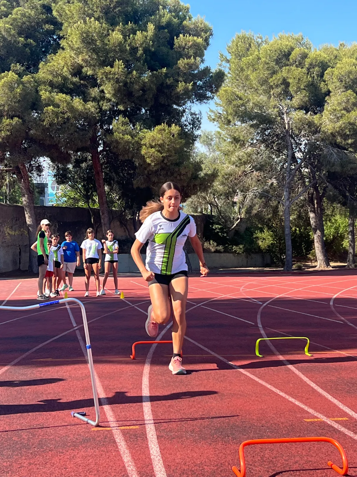 Atleta passant tanquetes mentre el grup espera el seu torn