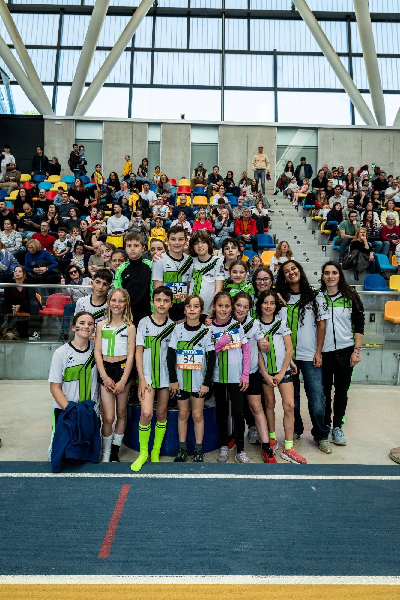 Atletes dels dos equips B sub-12 del club a la pista coberta de Sabadell