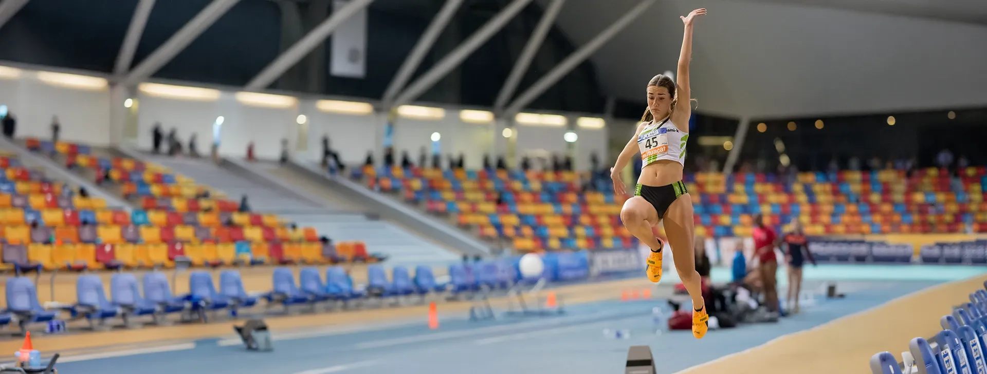 Martina Chaboye, del Dinami-k, en ple salt a la pista coberta