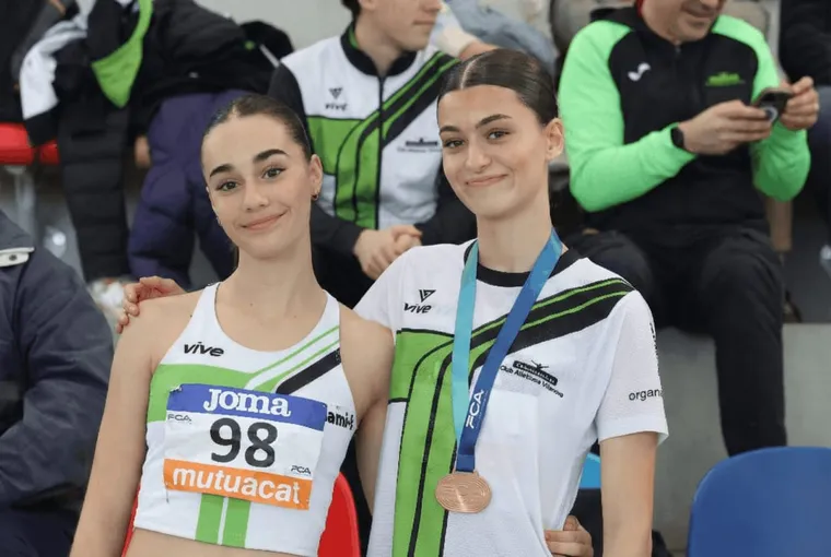 Adriana Curto (bronce) y Martina Chaboye hacen brillar al Dinami-k en el Catalán Absoluto Short Track
